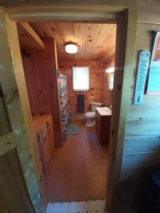 y baño con aseo y lavamanos. en Sunrise Views Cabin with King Bed, Bar & Game Room, 