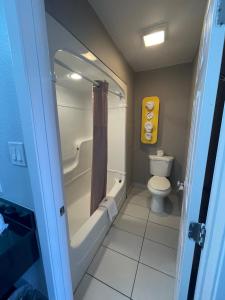 uma casa de banho com uma banheira, um WC e um chuveiro em Motel 6 Denton, TX - UNT em Denton