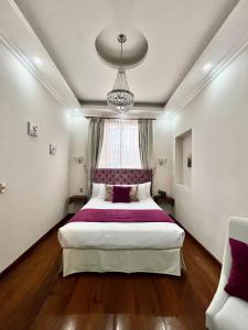 um quarto com uma cama grande e uma janela em Dakani Hotel Boutique NEW em Quito