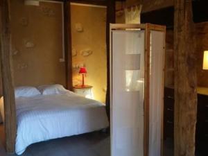 una camera con un letto bianco e un ingresso di Maison du XVe restaurée avec cheminée, jardin clos et bar privé - FR-1-410-127 a Crannes-en-Champagne