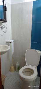a bathroom with a toilet and a sink at Hostal El Balcon de madera in Norcasia