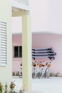 um grupo de bicicletas estacionadas ao lado de um edifício em Motel Molly - Boutique Hotel Mollymook em Mollymook