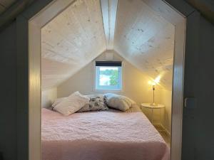 オスカルスハムンにあるHoliday home OSKARSHAM IIIの小さなベッドルーム(ベッド1台付)が備わる屋根裏部屋です。