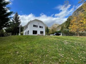 una casa blanca en la cima de un campo de hierba en Mirador del Valle Bed & Breakfast en Eriste