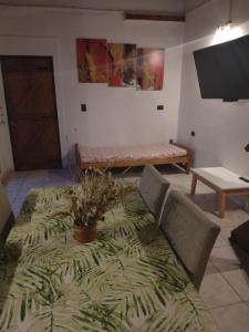 uma sala de estar com um sofá e uma mesa em Maria em Villa Gesell
