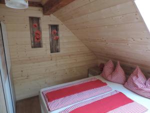 Łóżko lub łóżka w pokoju w obiekcie Unterlanschützhof