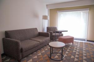 uma sala de estar com um sofá e uma mesa em Holiday Inn Tlaxcala, an IHG Hotel em Tlaxcala de Xicohténcatl