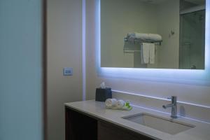 y baño con lavabo y espejo. en Holiday Inn Tlaxcala, an IHG Hotel en Tlaxcala de Xicohténcatl