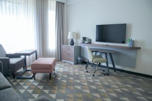 Tlaxcala de XicohténcatlにあるHoliday Inn Tlaxcala, an IHG Hotelのデスク、テレビが備わる客室です。