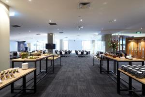 Habitación grande con mesas con comida. en CitiClub Hotel Melbourne, en Melbourne