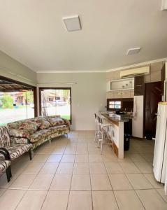 ein Wohnzimmer mit Sofas und eine Küche in der Unterkunft Barreirinhas - Casa no Condomínio dos Jipeiros in Barreirinhas