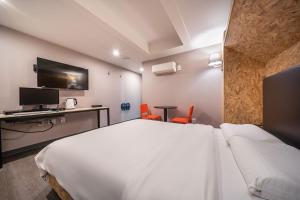 26 HOTEL的电视和/或娱乐中心