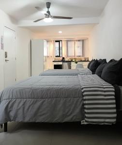 - une chambre avec un lit et un canapé dans l'établissement Habitaciones Amubladas Logos II, à Veracruz
