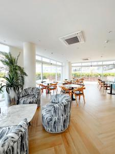 Posezení v ubytování Serenity Sanctuary at Azure North Residences