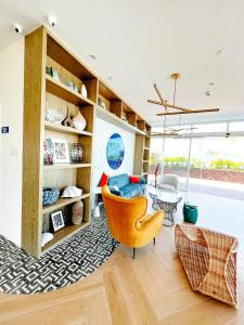 Posezení v ubytování Serenity Sanctuary at Azure North Residences
