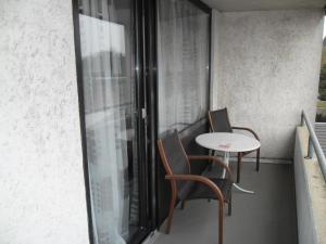 LinnichにあるHotel Garni Juliaのバルコニー(椅子2脚、テーブル付)