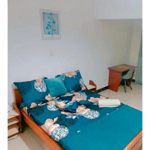 ein Sofa mit Puppen drauf im Wohnzimmer in der Unterkunft Suite Grace in Libreville