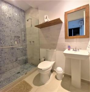uma casa de banho com um WC, um chuveiro e um lavatório. em Habitaciones Amubladas Logos II em Veracruz