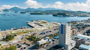 una vista aérea de una ciudad y un cuerpo de agua en Hotel The One en Yeosu