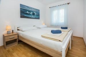 Posteľ alebo postele v izbe v ubytovaní Apartments by the sea Vir - 18586