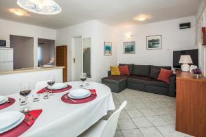 Posedenie v ubytovaní Apartments by the sea Vir - 18586 + 5 fotografií