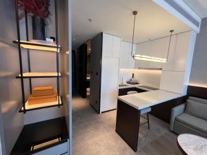 a small apartment with a desk and a kitchen at Wanda Jin Xiaohe Xincheng in Taiyuan