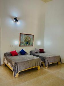 dos camas sentadas una al lado de la otra en una habitación en Hotel Al Mare en Santa Cruz de Barahona