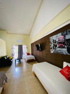 巴拉奧納的住宿－Hotel Al Mare，酒店客房,设有两张床和一张沙发