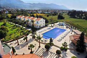 una vista aérea de un complejo con piscina en Mountain View Hotel en Kyrenia