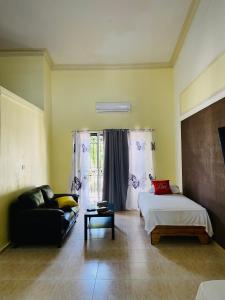 ein Wohnzimmer mit einem Bett und einem Sofa in der Unterkunft Hotel Al Mare in Santa Cruz de Barahona