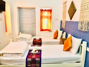 Habitación con 4 camas y ventana en Jaisalmer Hostel Crowd, en Jaisalmer