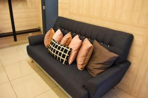 eine blaue Couch mit Kissen darüber in der Unterkunft DaMen Homestay @SubangHomeStay in Subang Jaya