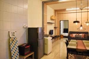 eine Küche und ein Wohnzimmer mit einem Kühlschrank und einem Tisch in der Unterkunft DaMen Homestay @SubangHomeStay in Subang Jaya