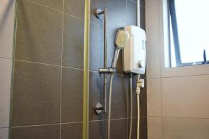 eine Dusche mit Haartrockner im Bad in der Unterkunft DaMen Homestay @SubangHomeStay in Subang Jaya