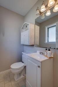 La salle de bains est pourvue de toilettes, d'un lavabo et d'un miroir. dans l'établissement Southern Roots, à West Monroe