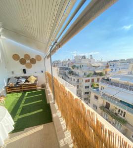 d'un balcon avec vue sur la ville. dans l'établissement Lycabetus View Loft Downtown Kolonaki, à Athènes
