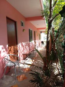 Casona del Negro Aguilar في فالادوليد: فناء فيه كراسي وشجرة في مبنى
