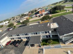 une vue de tête d'un bâtiment avec un toit dans l'établissement Motel 6 Denton, TX - UNT, à Denton