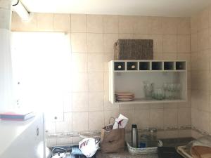 cocina con fregadero y encimera en Depto 2 ambientes en Mar del Plata en Mar del Plata