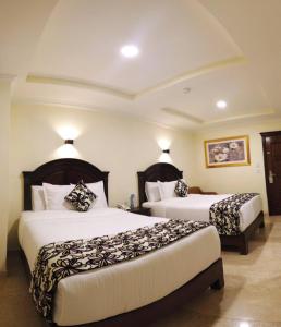 una habitación de hotel con 2 camas en una habitación en REAL DE LA PEÑA HOTEL 2 en Querétaro