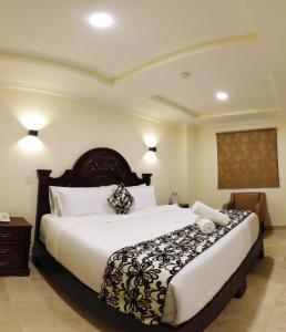 1 dormitorio con 1 cama grande en una habitación en REAL DE LA PEÑA HOTEL 2 en Querétaro