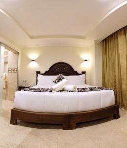 1 dormitorio con 1 cama grande en una habitación en REAL DE LA PEÑA HOTEL 2, en Querétaro