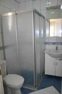 y baño con ducha, aseo y lavamanos. en Rose Residence, en Bodrum City