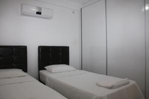 1 dormitorio con 2 camas y aire acondicionado en Rose Residence, en Bodrum City