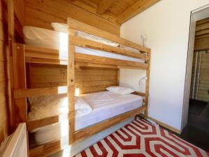 sypialnia z dwoma łóżkami piętrowymi w pokoju w obiekcie Chalet indépendant 8 pers, déco moderne, proche centre et remontées, terrasse sud-ouest - FR-1-572-32 w mieście Arâches-la-Frasse