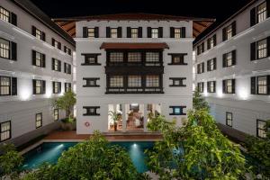 Bella Nara Hotel Chiang Mai في شيانغ ماي: اطلالة خارجية على مبنى به مسبح
