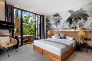 1 dormitorio con cama y ventana grande en Villa Hammock by BaliSuperHost, en Ubud