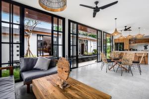 sala de estar con sofá y mesa en Villa Hammock by BaliSuperHost, en Ubud