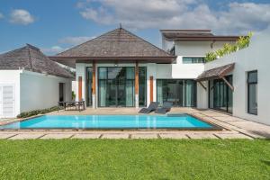 Bazén v ubytování Beautiful 3 bedroom pool villa with 65inch smart tv Located near popular Bangtao beach and laguna Phuket nebo v jeho okolí
