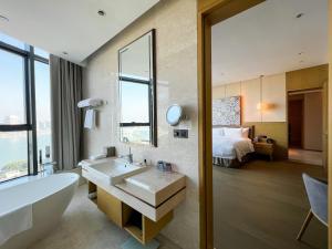 Voodi või voodid majutusasutuse Wyndham Grand Plaza Royale Yuzhou Xiamen Wuyuan Bay toas